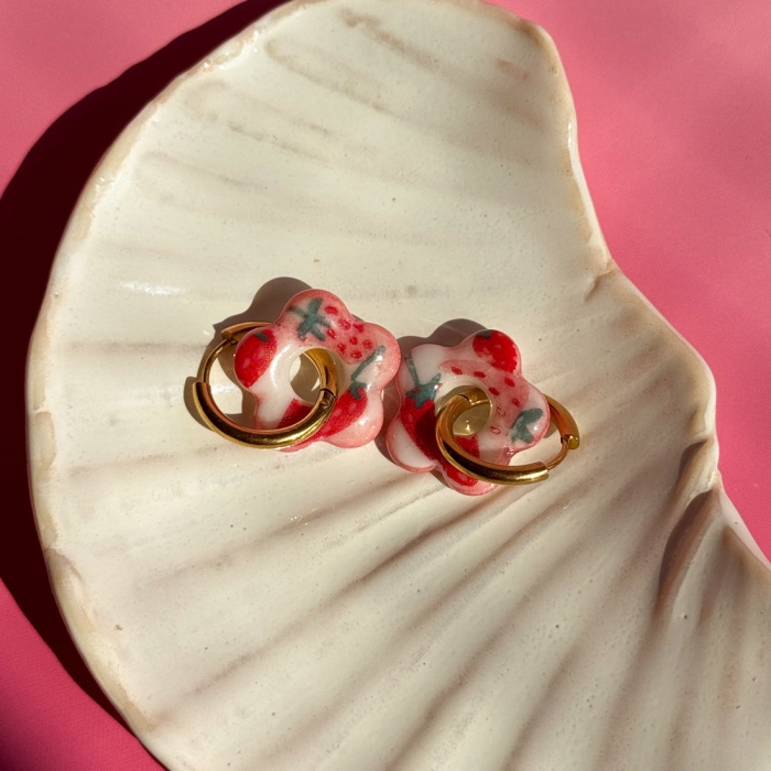 Truskawka - kolczyki wiszące z porcelany w kształcie kwiatu - Porcelka bloom