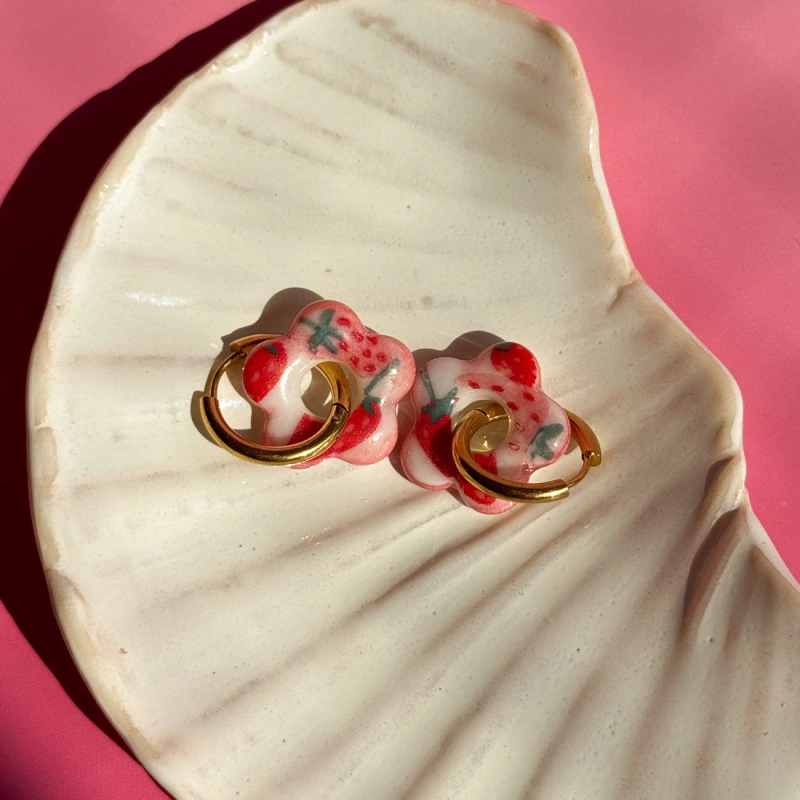 Truskawka - kolczyki wiszące z porcelany w kształcie kwiatu - Porcelka bloom