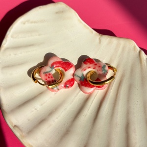 Truskawka - kolczyki wiszące z porcelany w kształcie kwiatu - Porcelka bloom
