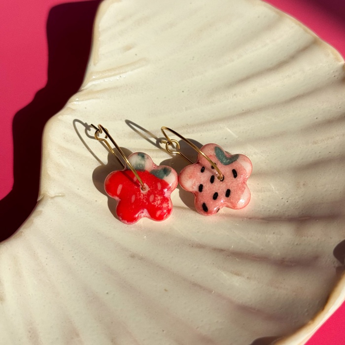 Truskawka – wiszące kolczyki z porcelany w kształcie kwiatu – Porcelka mniejszy bloom