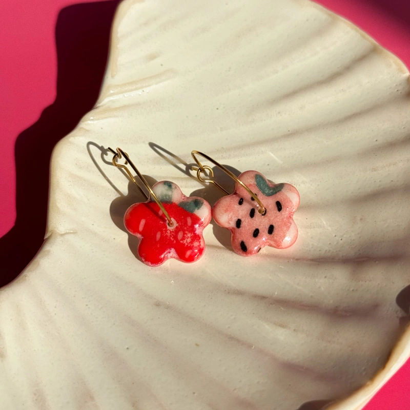 Truskawka – wiszące kolczyki z porcelany w kształcie kwiatu – Porcelka mniejszy bloom