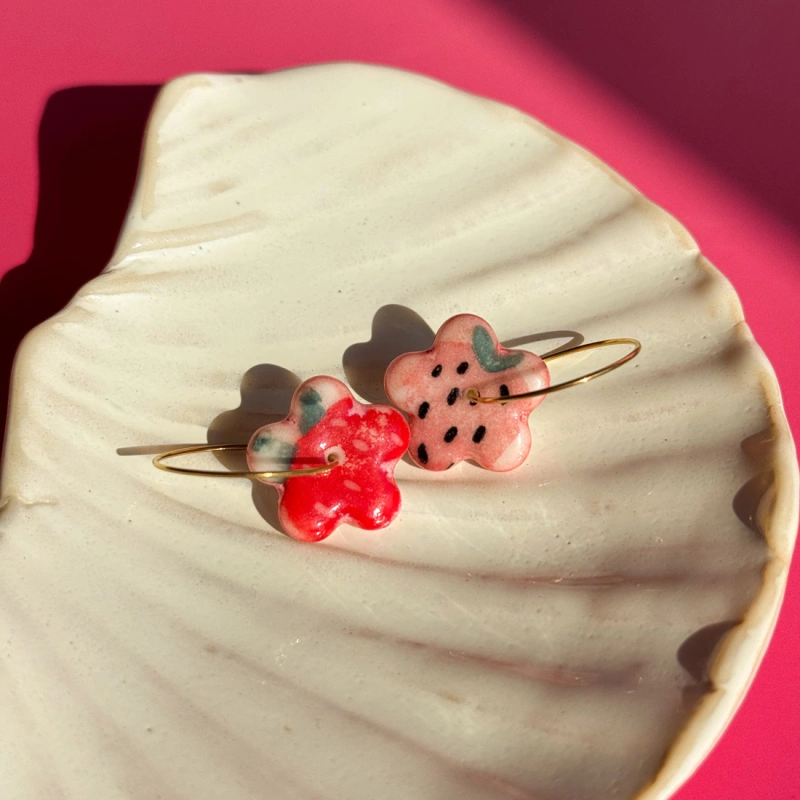 Truskawka – wiszące kolczyki z porcelany w kształcie kwiatu – Porcelka mniejszy bloom