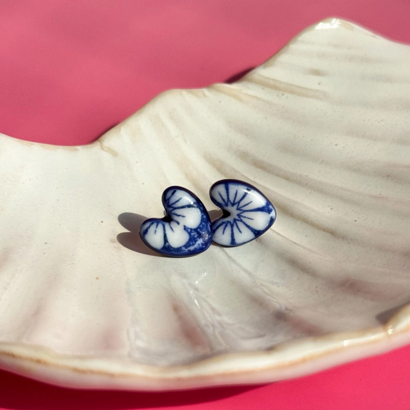 Kobaltowe kwiaty - kolczyki sztyfty z porcelany w kształcie serca - Porcelka serce