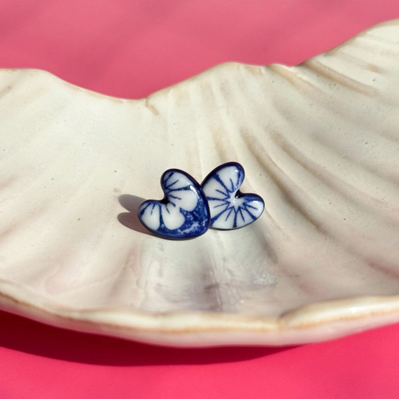 Kobaltowe kwiaty - kolczyki sztyfty z porcelany w kształcie serca - Porcelka serce