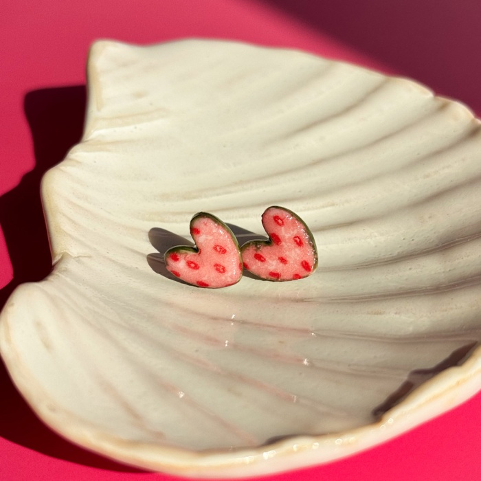Truskawka z zielenią - kolczyki sztyfty z porcelany w kształcie serca - Porcelka serce