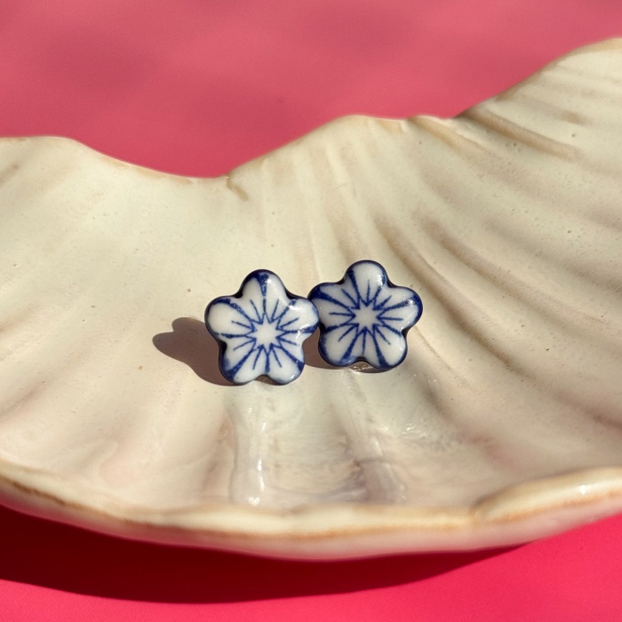 Kobaltowe kwiaty - Kolczyki, sztyfty ceramiczne w kształcie kwiatu - Porcelka mini bloom