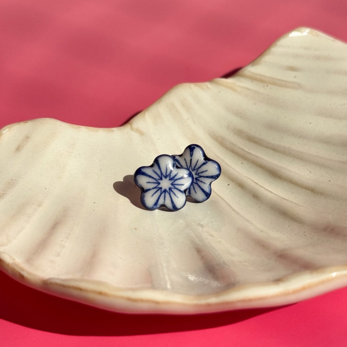 Kobaltowe kwiaty - Kolczyki, sztyfty ceramiczne w kształcie kwiatu - Porcelka mini bloom
