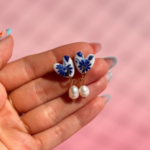 Kobaltowe kwiaty - sztyfty, kolczyki z porcelany w kształcie serca z perłą