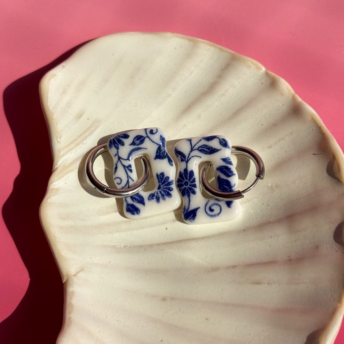 Kobaltowe kwiaty - kolczyki wiszące z porcelany w nieregularnym kształcie - Porcelka falka