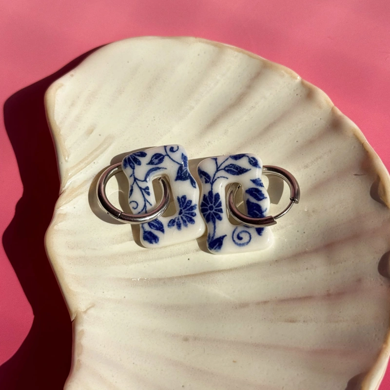 Kobaltowe kwiaty - kolczyki wiszące z porcelany w nieregularnym kształcie - Porcelka falka