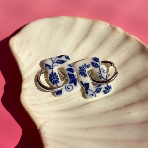 Kobaltowe kwiaty - kolczyki wiszące z porcelany w nieregularnym kształcie - Porcelka falka