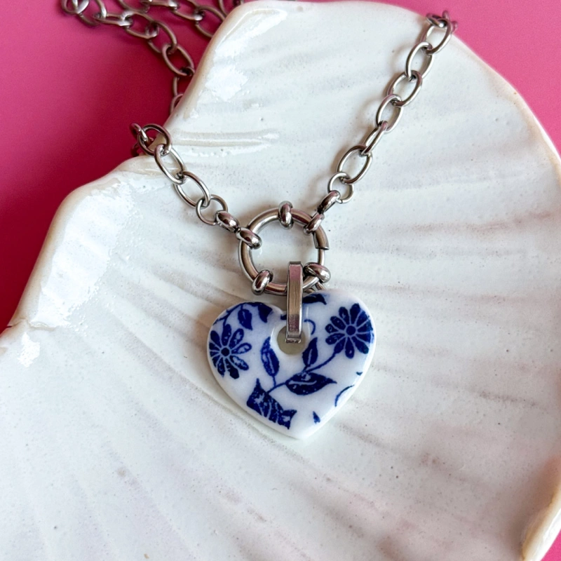 Kobaltowe kwiaty - porcelanowy naszyjnik w kształcie serca - porcelka serce