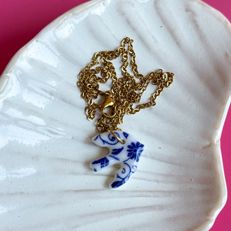 Kobaltowe kwiaty - porcelanowy łańcuszek w kształcie ptaka - Porcelka jaskółka