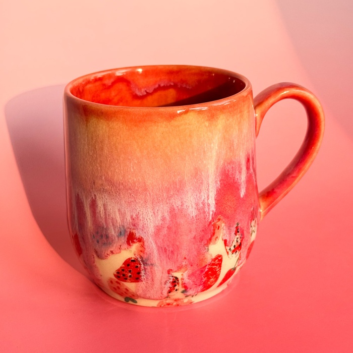 Ceramiczny kubek w truskawki