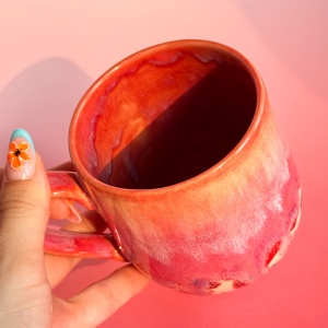 Ceramiczny kubek w truskawki
