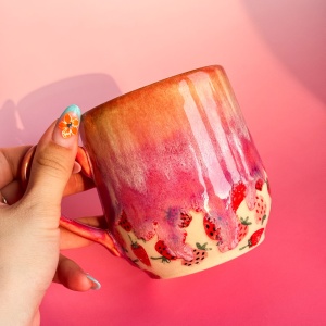 Ceramiczny kubek w truskawki