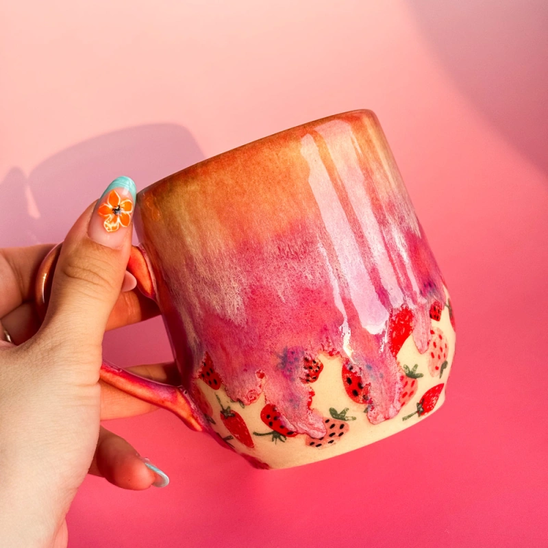 Ceramiczny kubek w truskawki