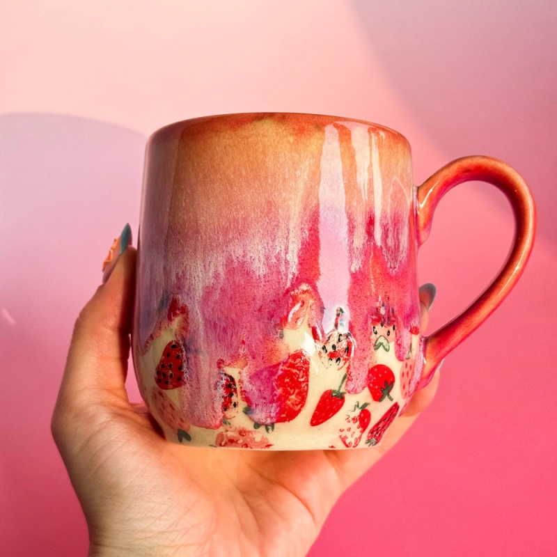 Ceramiczny kubek w truskawki