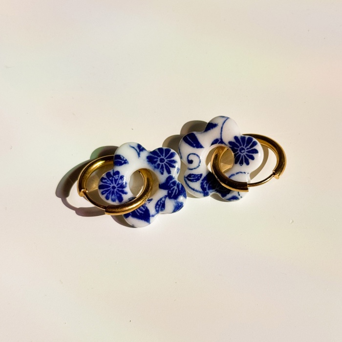 Kobaltowe kwiaty - kolczyki wiszące z porcelany w kształcie kwiatu - Porcelka bloom