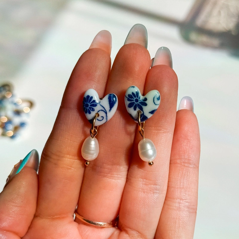 Kobaltowe kwiaty - sztyfty, kolczyki z porcelany w kształcie serca z perłą 2