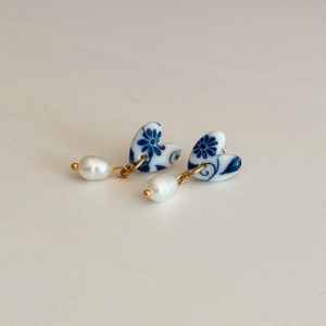 Kobaltowe kwiaty - sztyfty, kolczyki z porcelany w kształcie serca z perłą 2