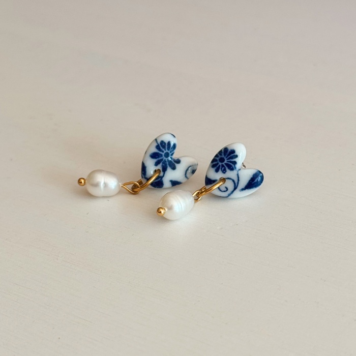 Kobaltowe kwiaty - sztyfty, kolczyki z porcelany w kształcie serca z perłą 2