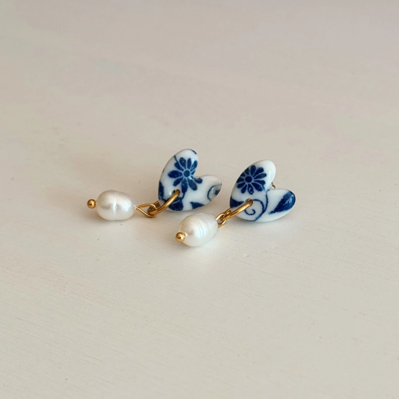 Kobaltowe kwiaty - sztyfty, kolczyki z porcelany w kształcie serca z perłą 2
